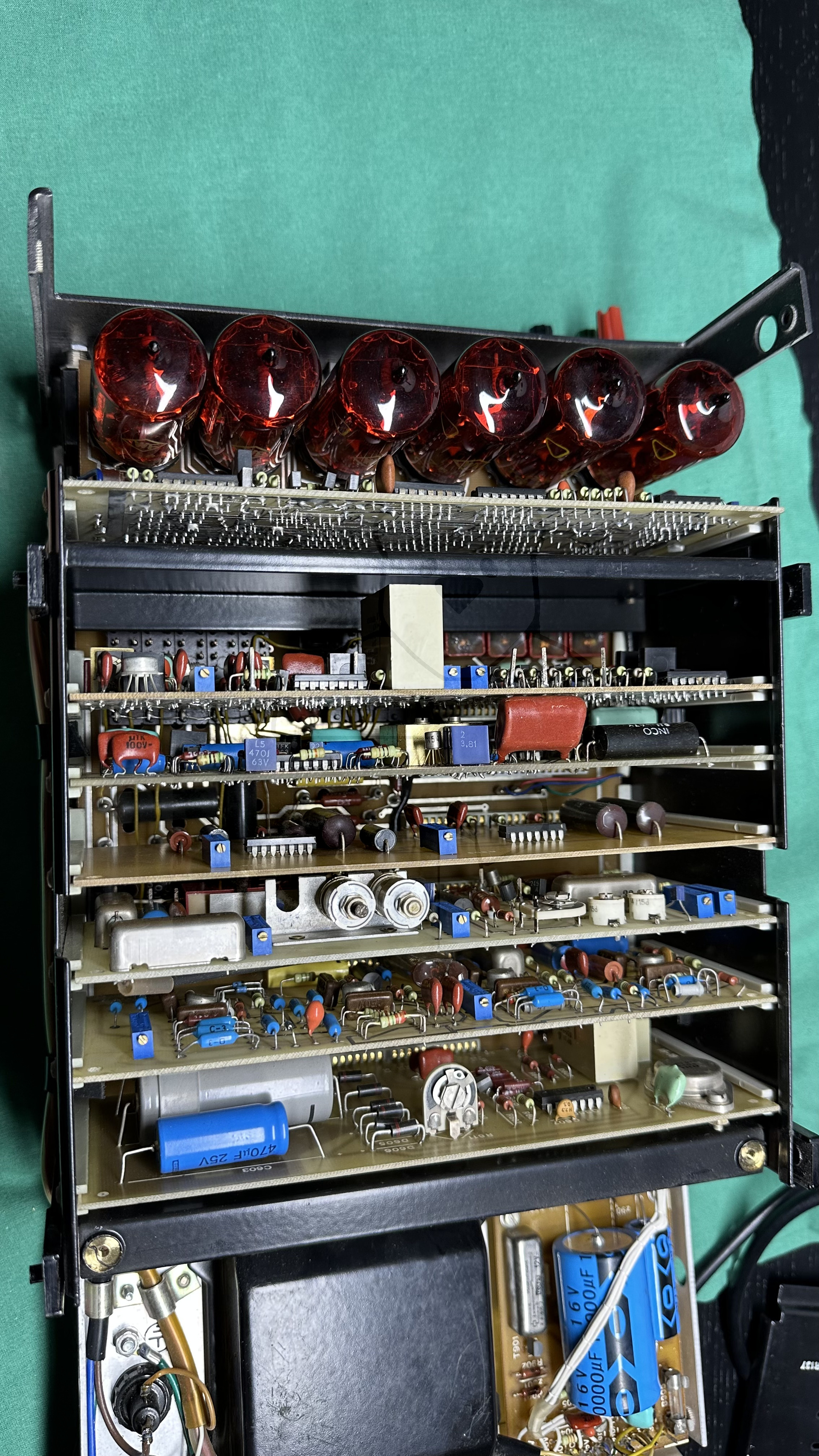 Blick von oben mit geöffneter Messelektronik